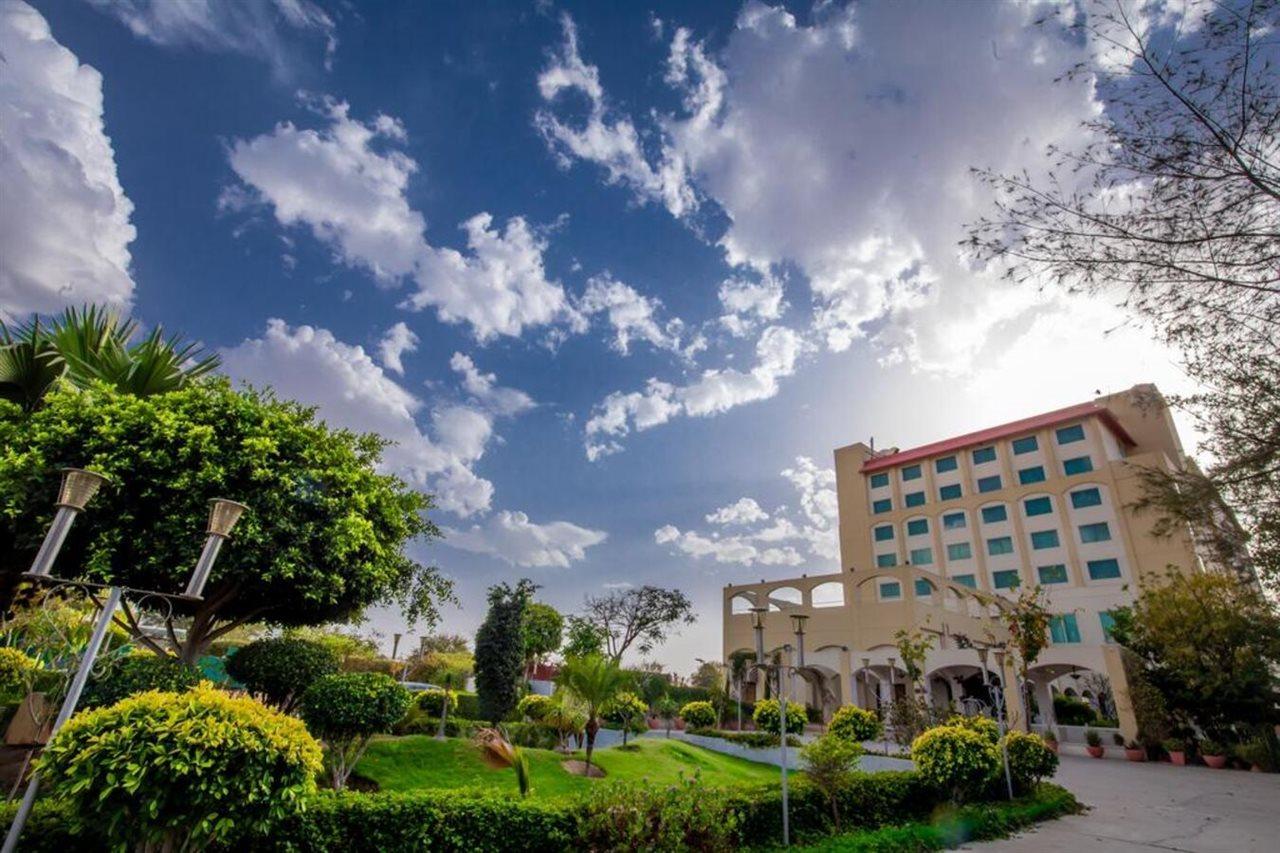 Hotel Ramada By Wyndham Jaipur Jaisinghpura Extérieur photo