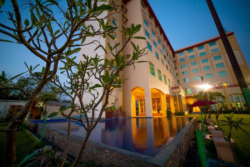 Hotel Ramada By Wyndham Jaipur Jaisinghpura Extérieur photo
