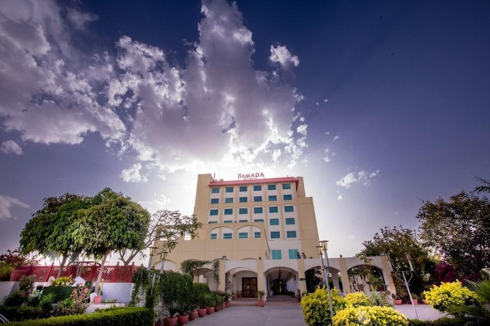 Hotel Ramada By Wyndham Jaipur Jaisinghpura Extérieur photo