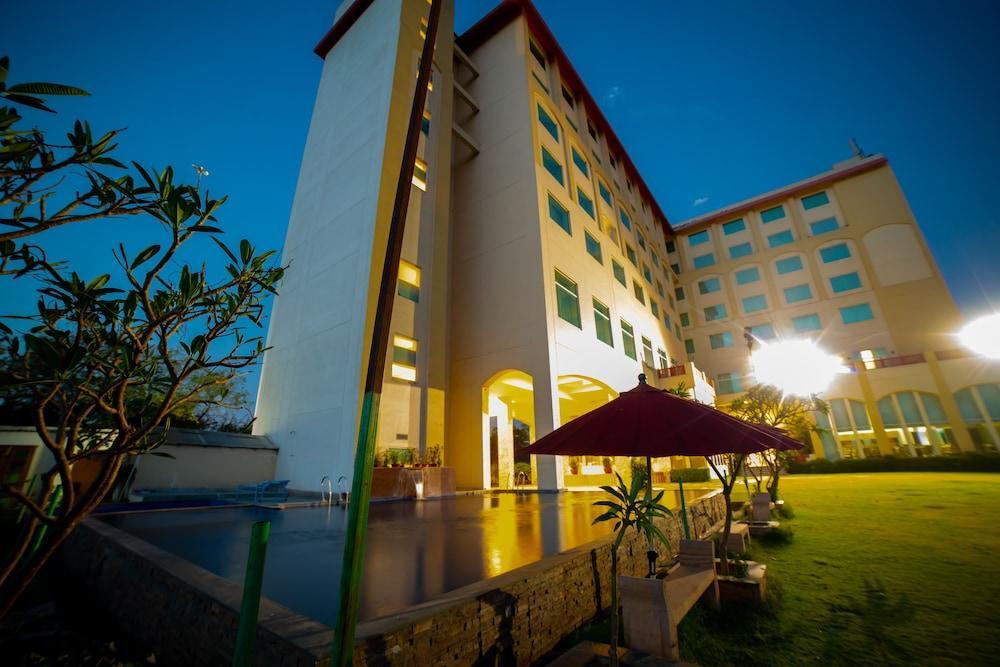 Hotel Ramada By Wyndham Jaipur Jaisinghpura Extérieur photo