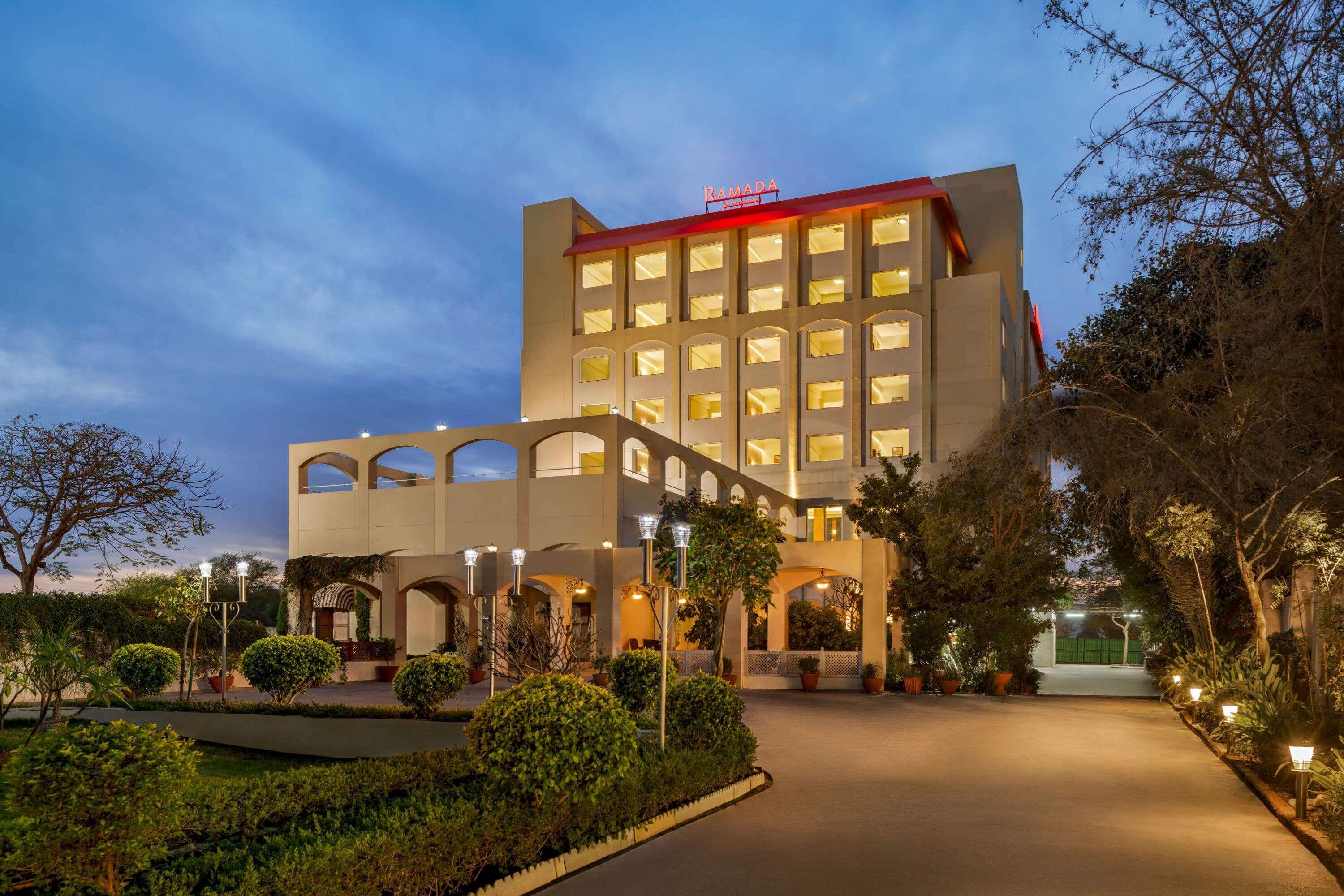 Hotel Ramada By Wyndham Jaipur Jaisinghpura Extérieur photo